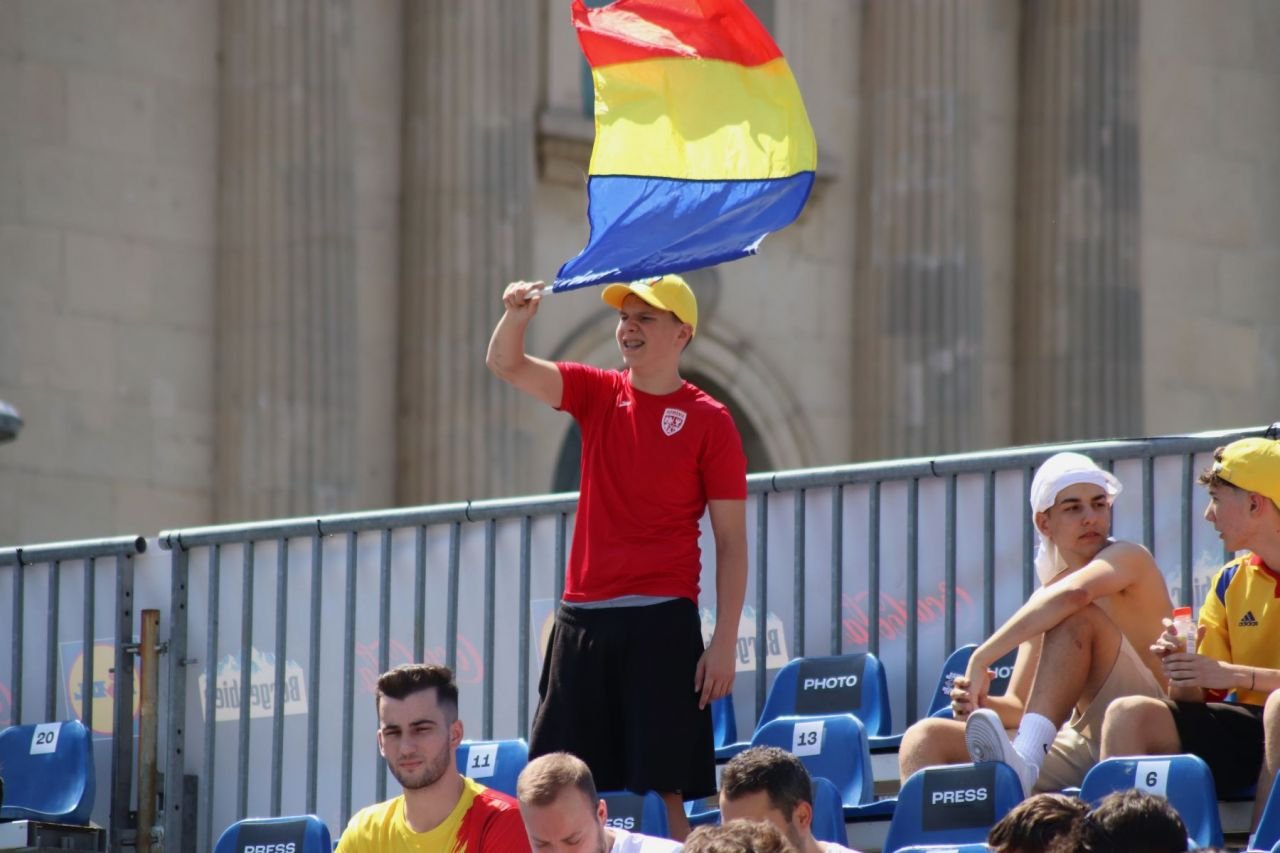 Nebunie în București! Fanii României au vizionat meciul cu Ucraina, la o temperatură de 35 de grade Celsius_8