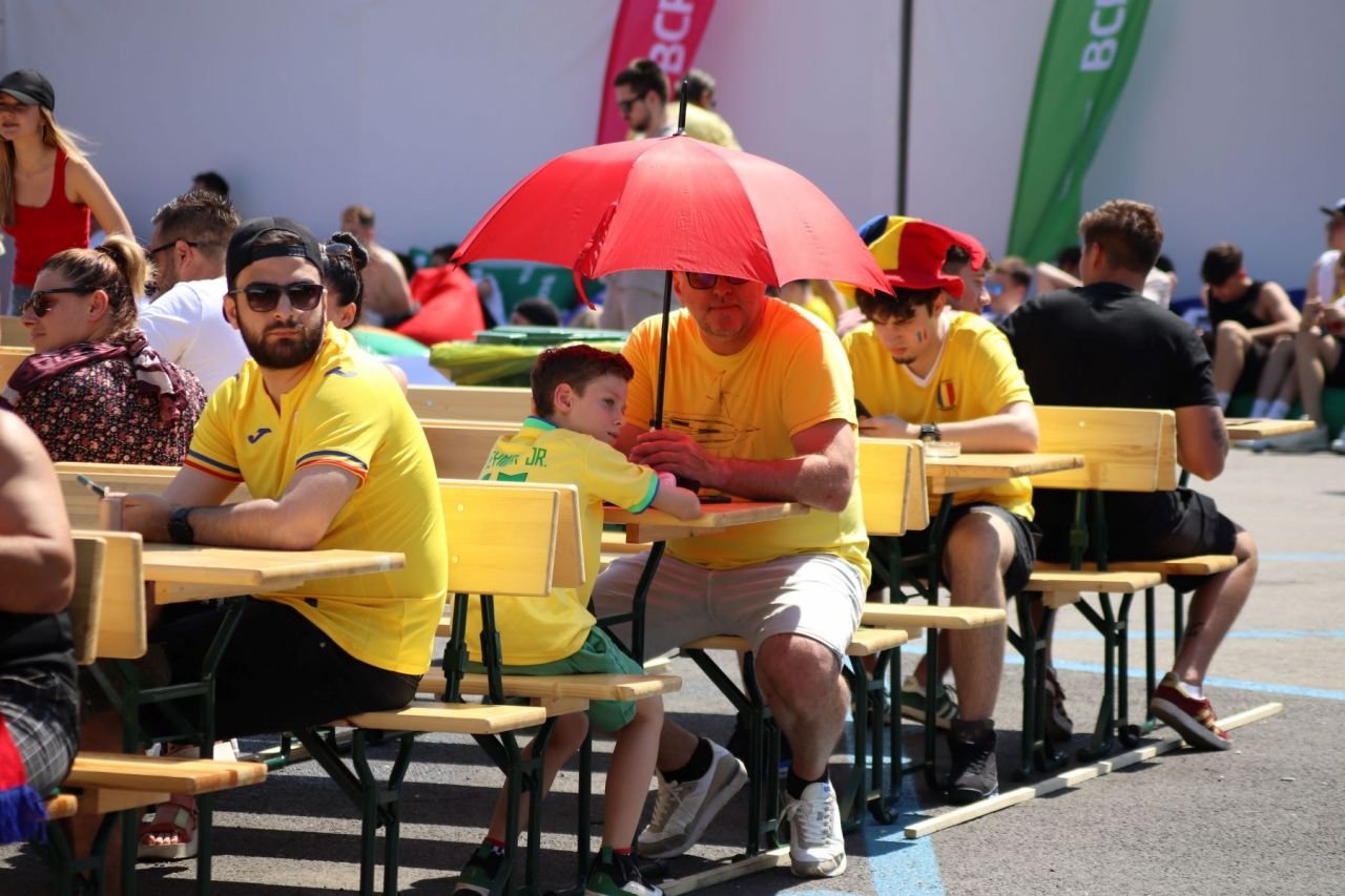 Nebunie în București! Fanii României au vizionat meciul cu Ucraina, la o temperatură de 35 de grade Celsius_12