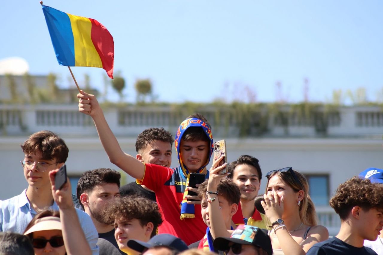 Nebunie în București! Fanii României au vizionat meciul cu Ucraina, la o temperatură de 35 de grade Celsius_23