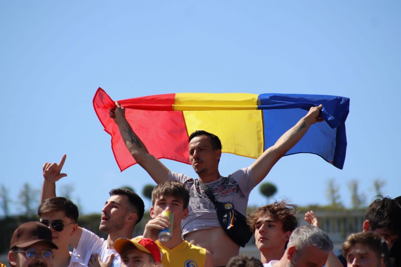 Nebunie în București! Fanii României au vizionat meciul cu Ucraina, la o temperatură de 35 de grade Celsius_26