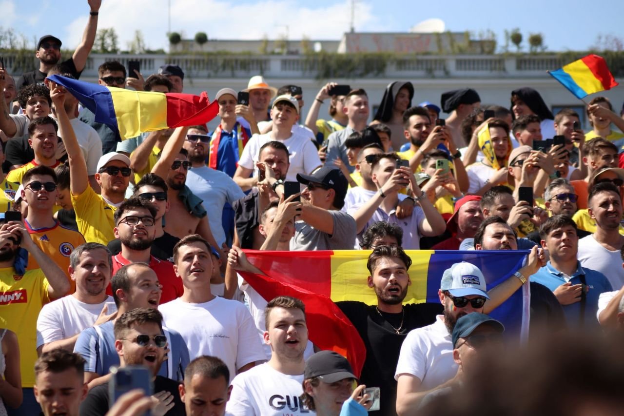 Nebunie în București! Fanii României au vizionat meciul cu Ucraina, la o temperatură de 35 de grade Celsius_31