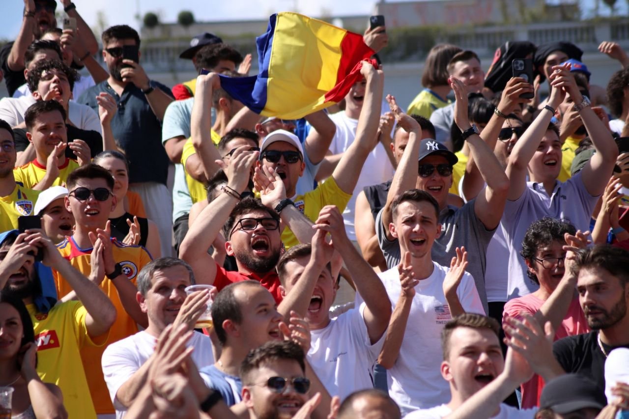 Nebunie în București! Fanii României au vizionat meciul cu Ucraina, la o temperatură de 35 de grade Celsius_34