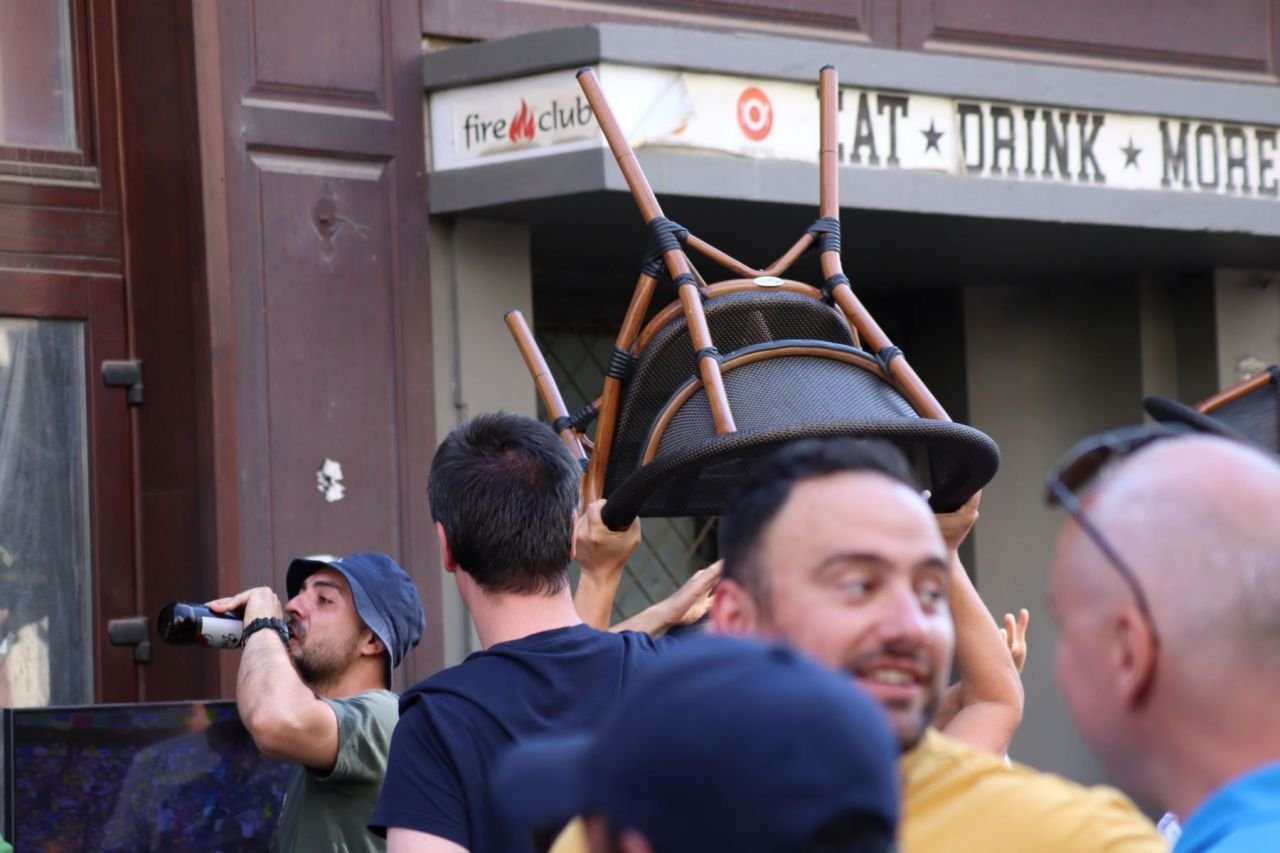 Mii de oameni s-au bucurat de victoria 