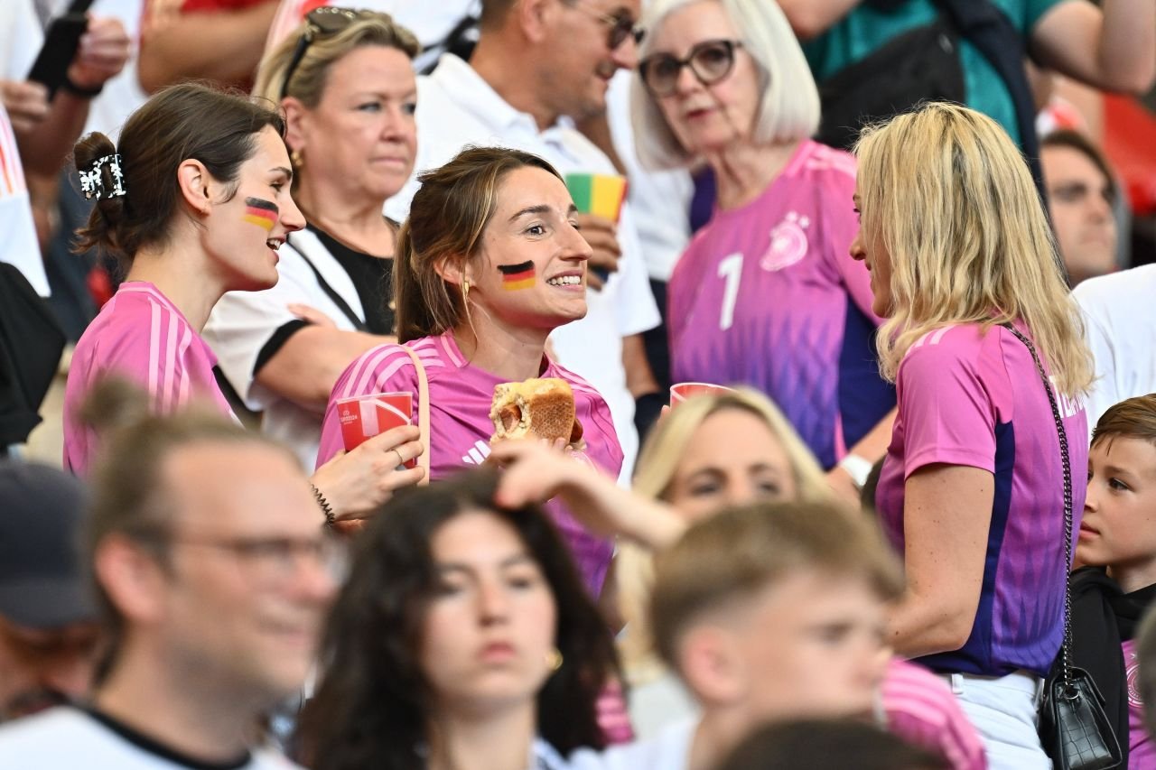 Spectacol în tribune! Suporterii care au atras atenția la meciul Germania - Ungaria_17