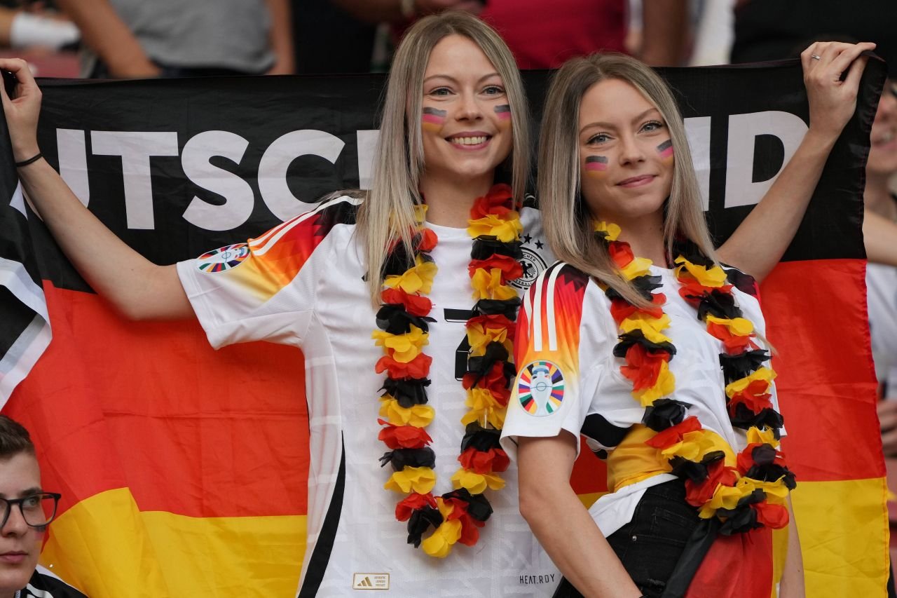 Spectacol în tribune! Suporterii care au atras atenția la meciul Germania - Ungaria_64