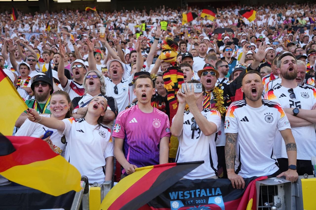 Spectacol în tribune! Suporterii care au atras atenția la meciul Germania - Ungaria_69