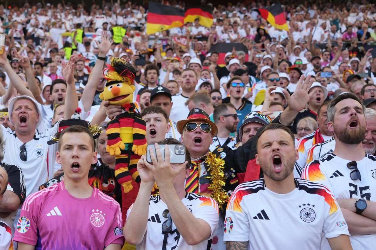 Spectacol în tribune! Suporterii care au atras atenția la meciul Germania - Ungaria_70