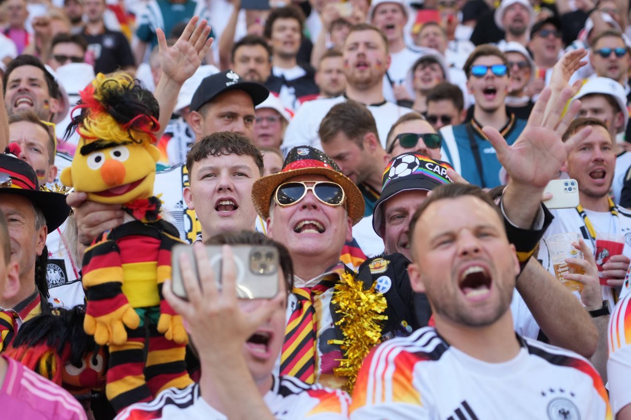 Spectacol în tribune! Suporterii care au atras atenția la meciul Germania - Ungaria_71