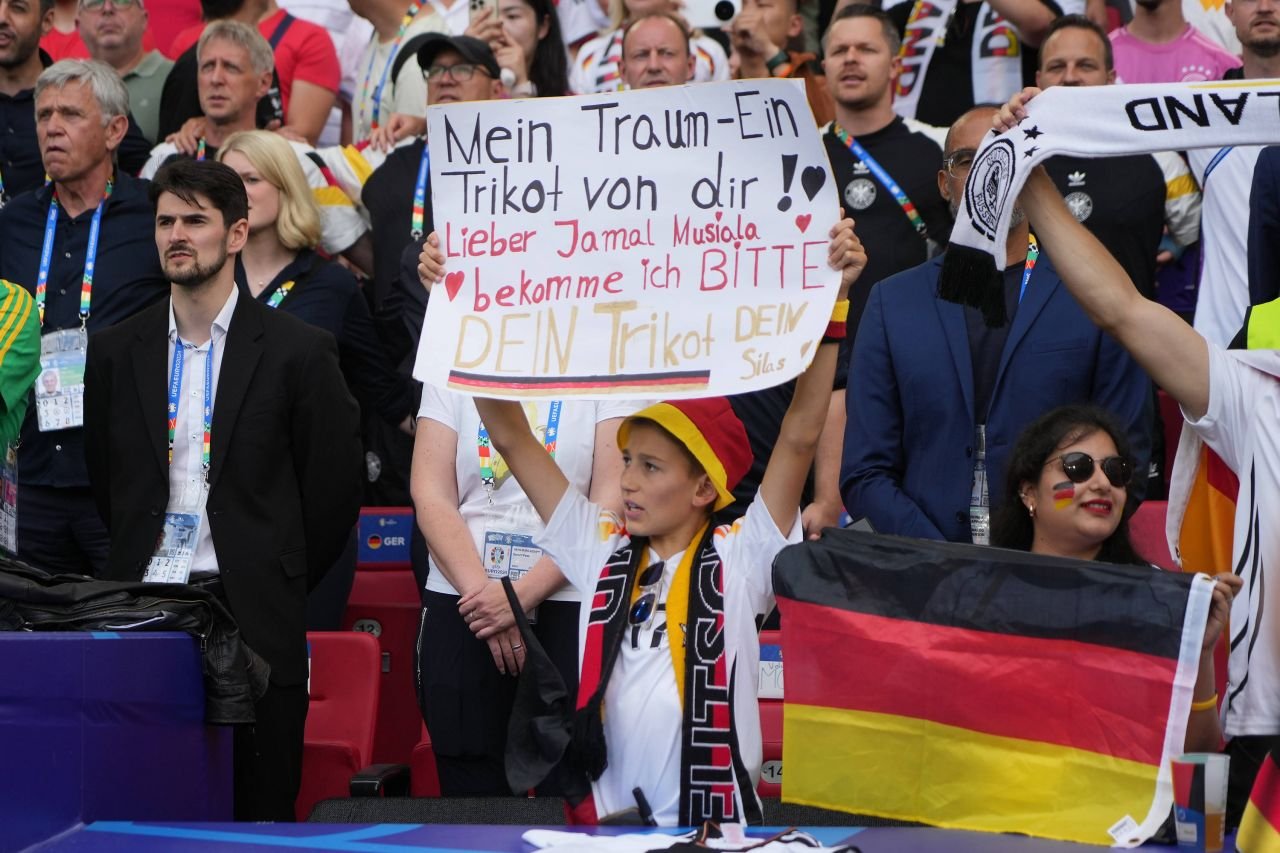 Spectacol în tribune! Suporterii care au atras atenția la meciul Germania - Ungaria_72