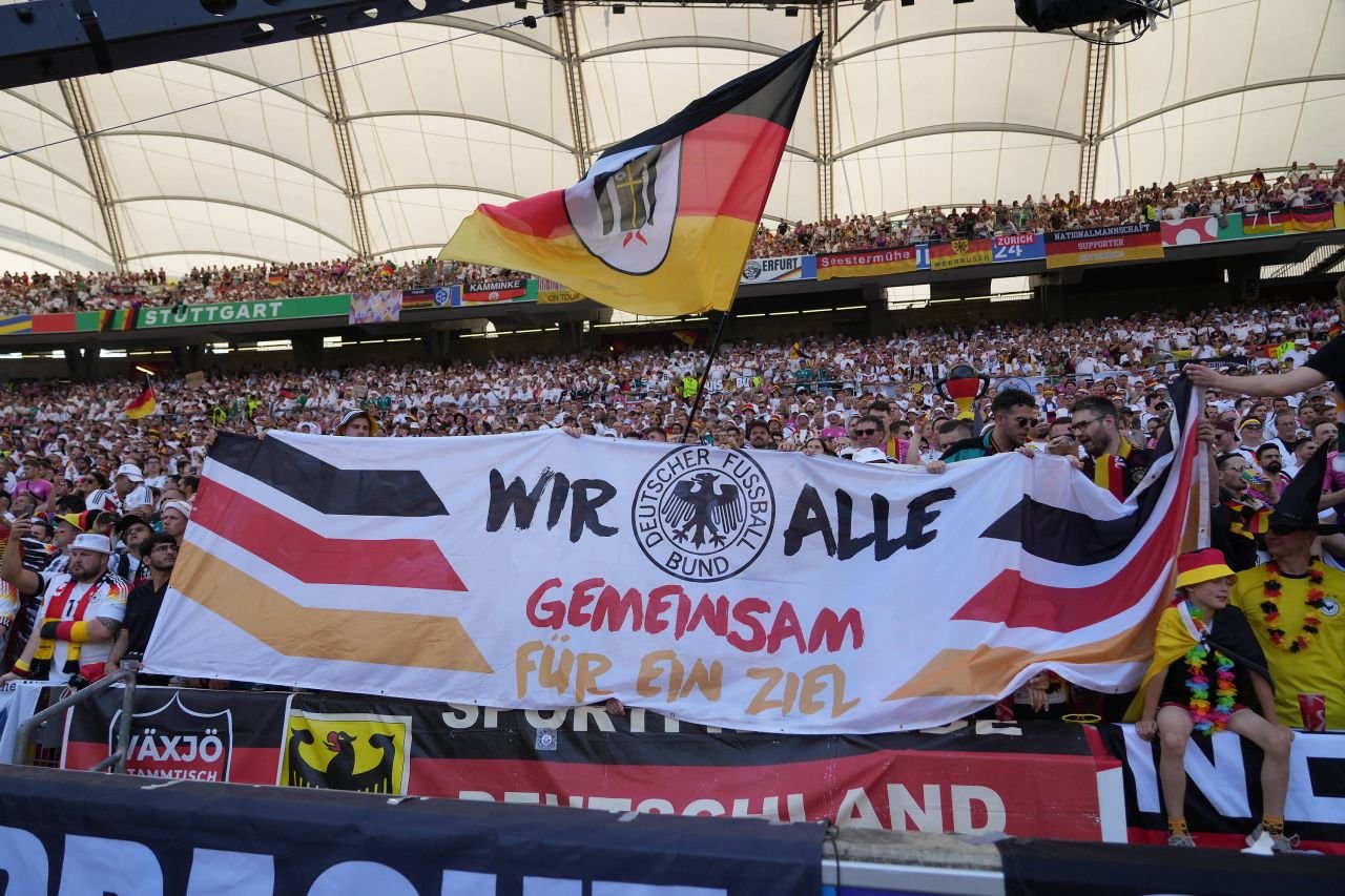 Spectacol în tribune! Suporterii care au atras atenția la meciul Germania - Ungaria_73