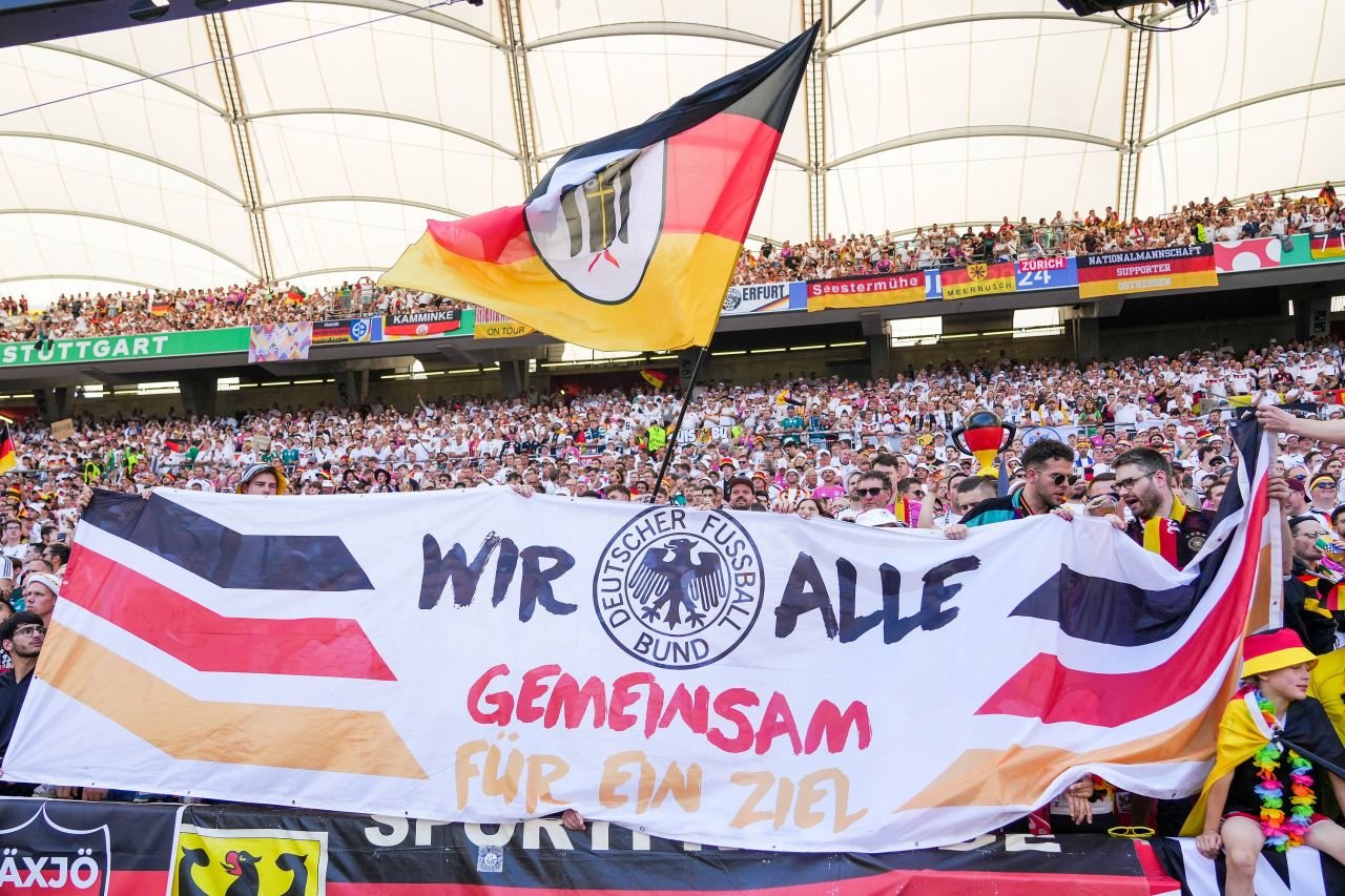 Spectacol în tribune! Suporterii care au atras atenția la meciul Germania - Ungaria_74