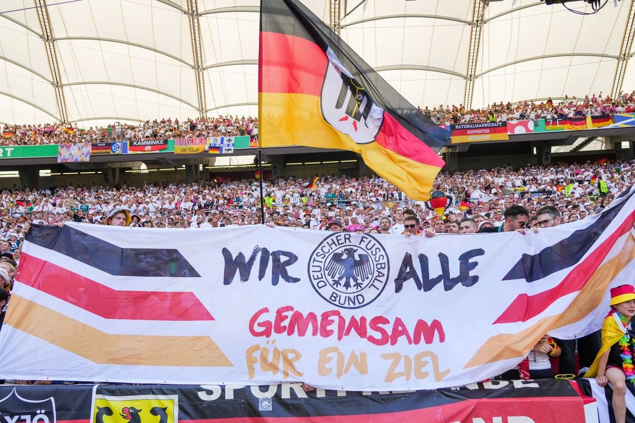 Spectacol în tribune! Suporterii care au atras atenția la meciul Germania - Ungaria_75