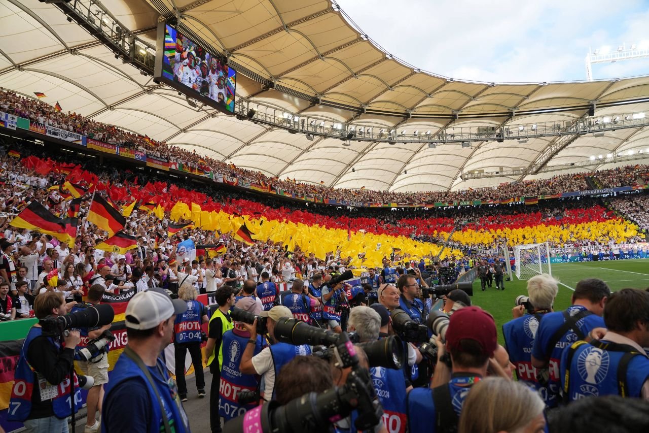 Spectacol în tribune! Suporterii care au atras atenția la meciul Germania - Ungaria_77