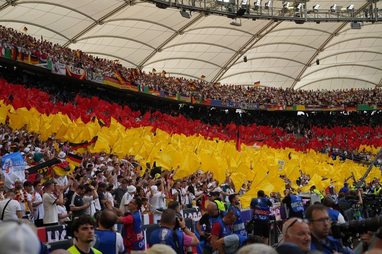 Spectacol în tribune! Suporterii care au atras atenția la meciul Germania - Ungaria_78