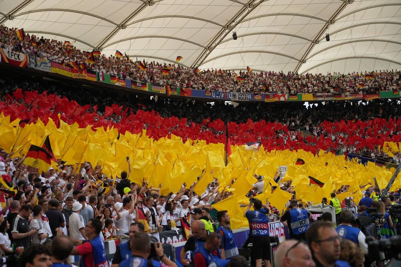 Spectacol în tribune! Suporterii care au atras atenția la meciul Germania - Ungaria_79