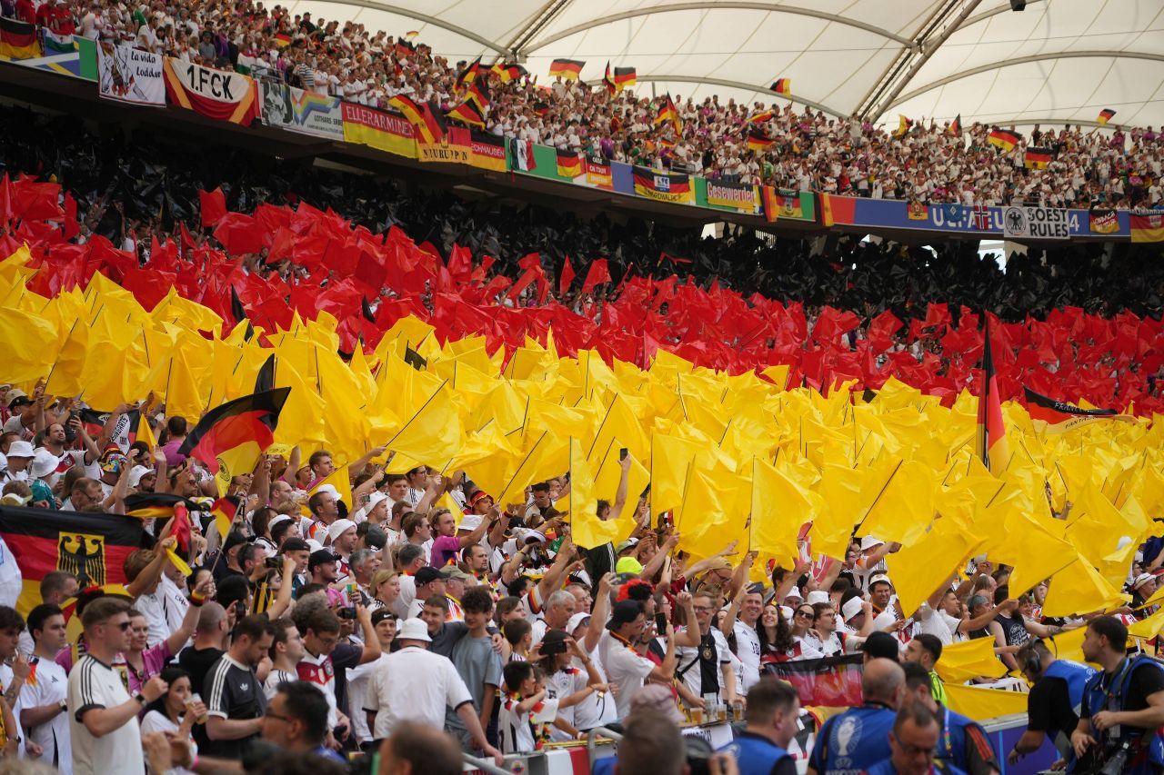 Spectacol în tribune! Suporterii care au atras atenția la meciul Germania - Ungaria_80
