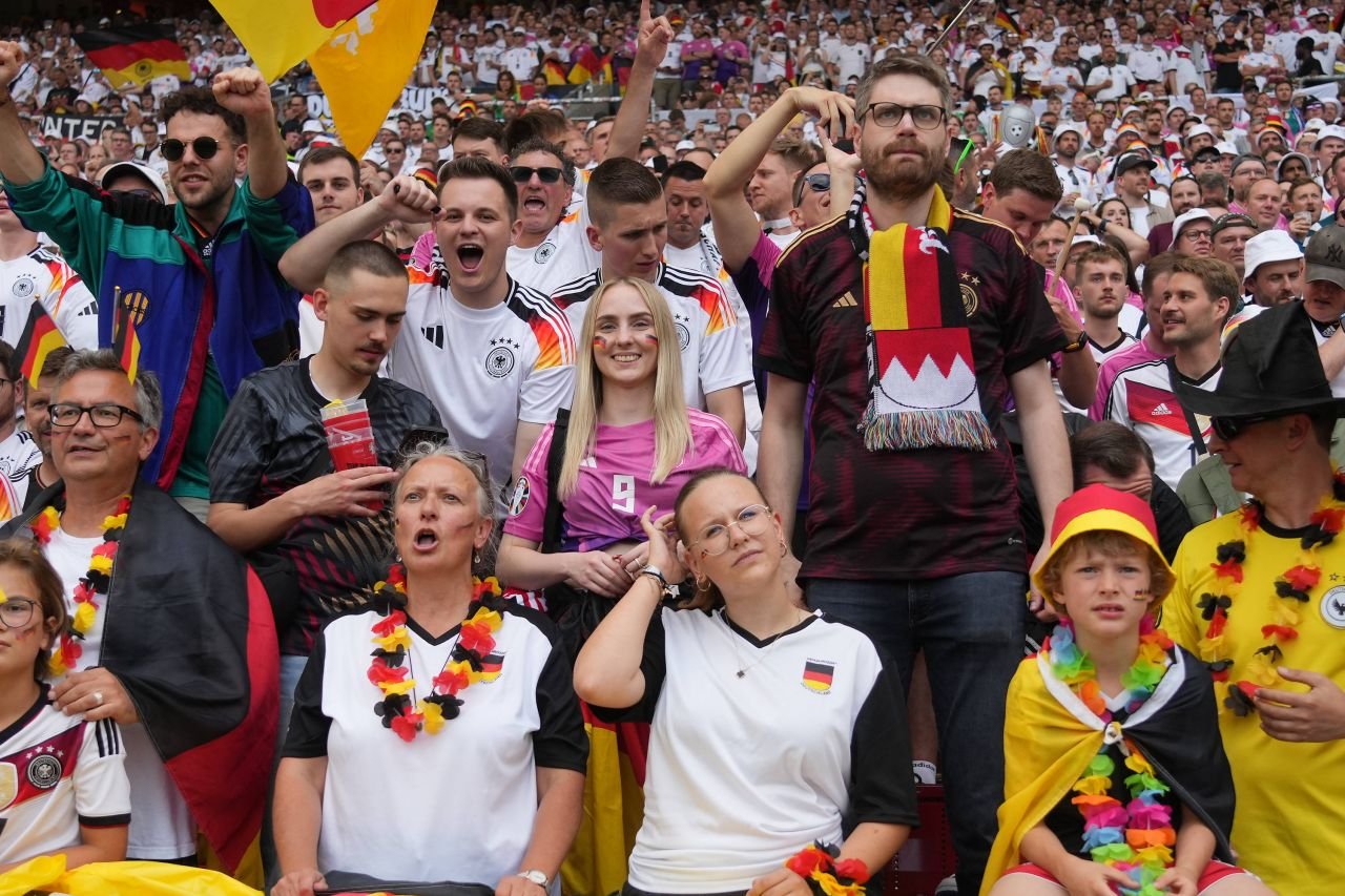 Spectacol în tribune! Suporterii care au atras atenția la meciul Germania - Ungaria_82