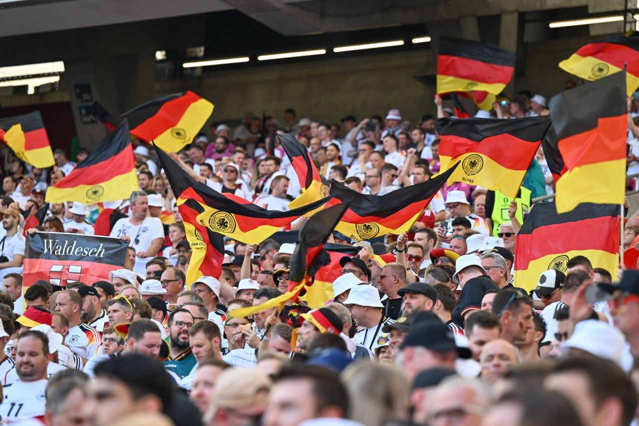 Spectacol în tribune! Suporterii care au atras atenția la meciul Germania - Ungaria_83
