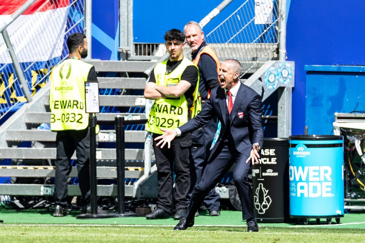 Selecționerul Albaniei, fost jucător la FC Barcelona, a dat recital la conferința de presă, după 2-2 cu Croația_3