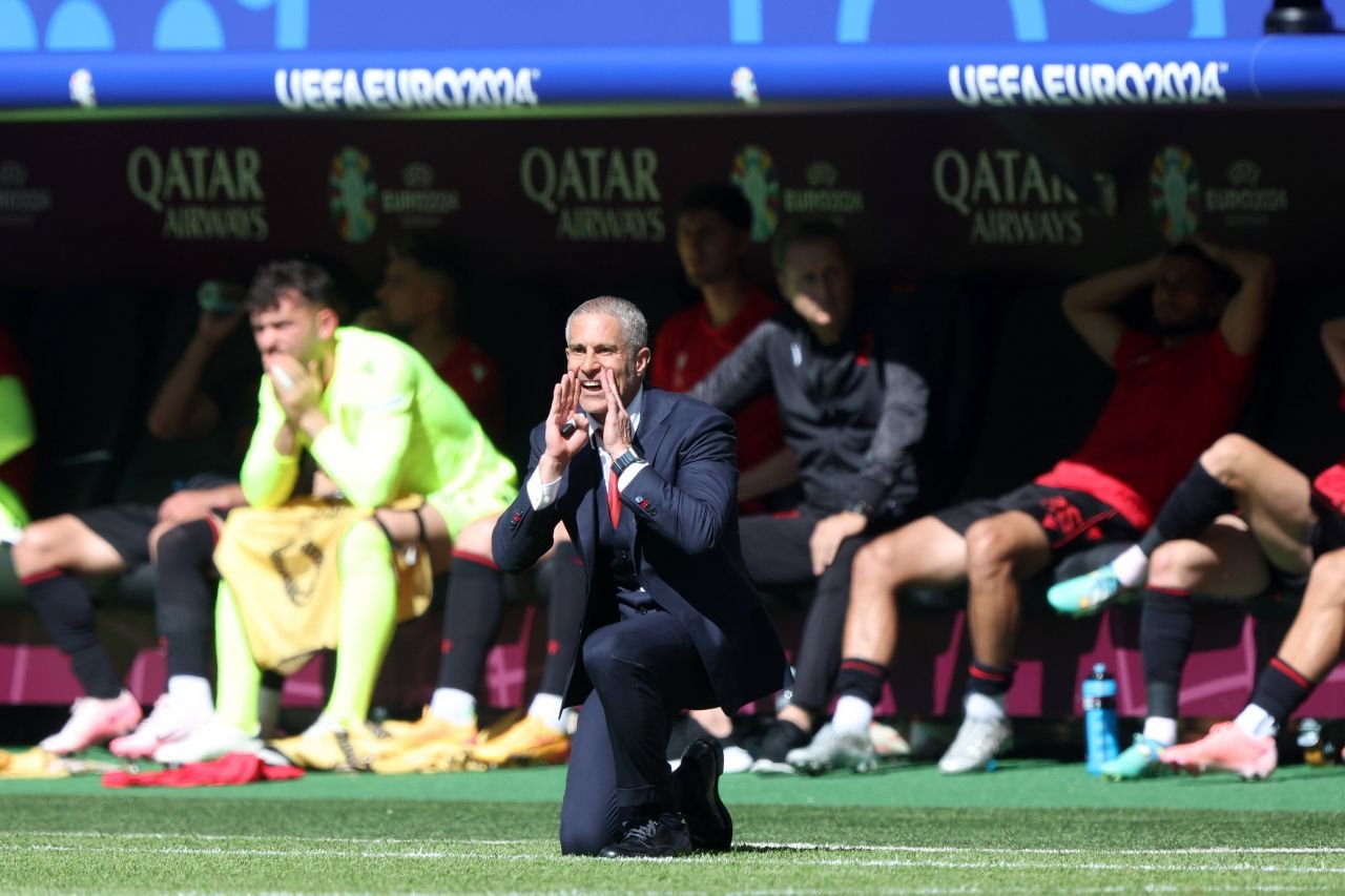 Selecționerul Albaniei, fost jucător la FC Barcelona, a dat recital la conferința de presă, după 2-2 cu Croația_5