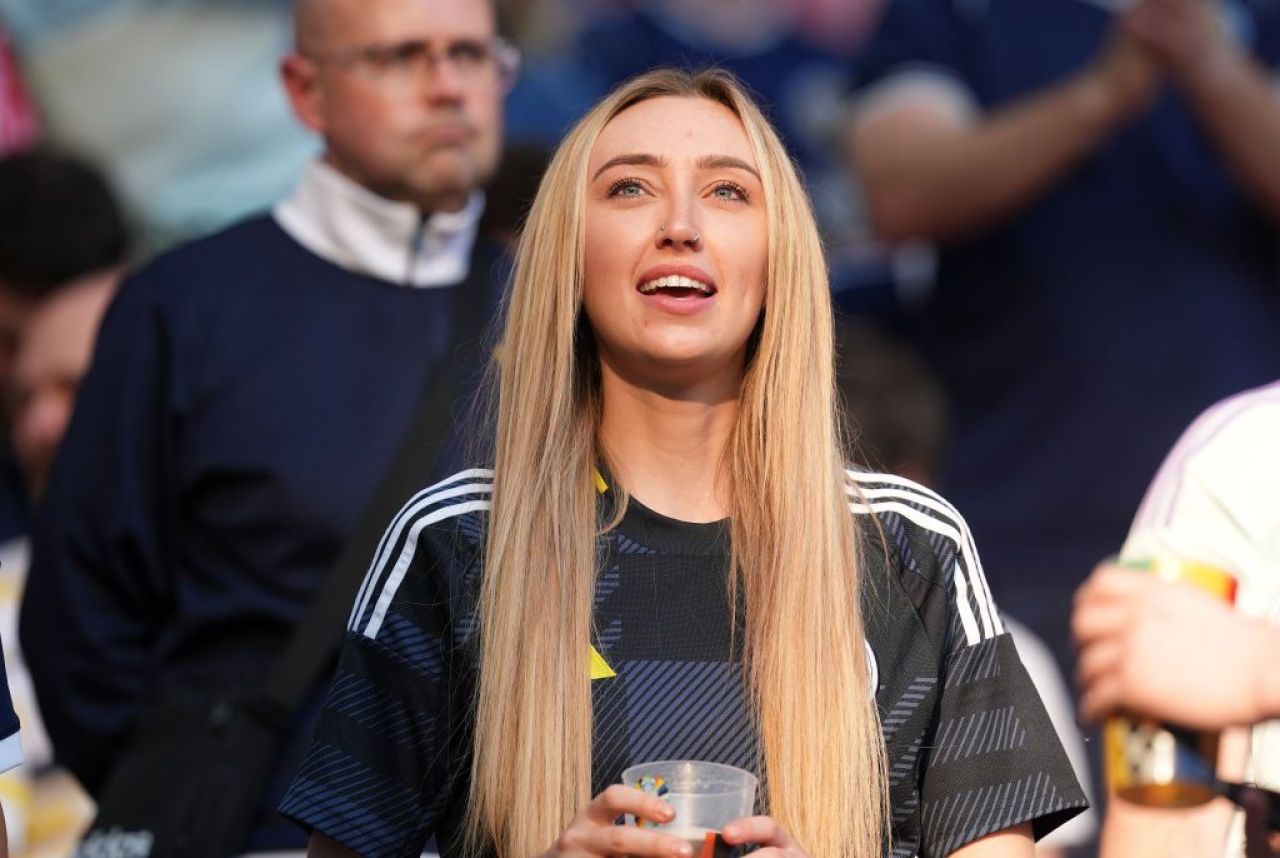 Frumusețile de la EURO 2024! Imagini spectaculoase cu fanele care au făcut senzație în tribune _48