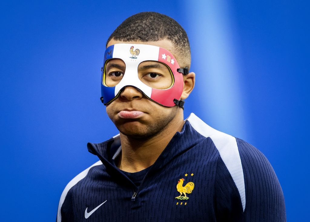 UEFA nu îi permite lui Kylian Mbappe să joace cu masca folosită la antrenamente. Ce pregătește Franța_3