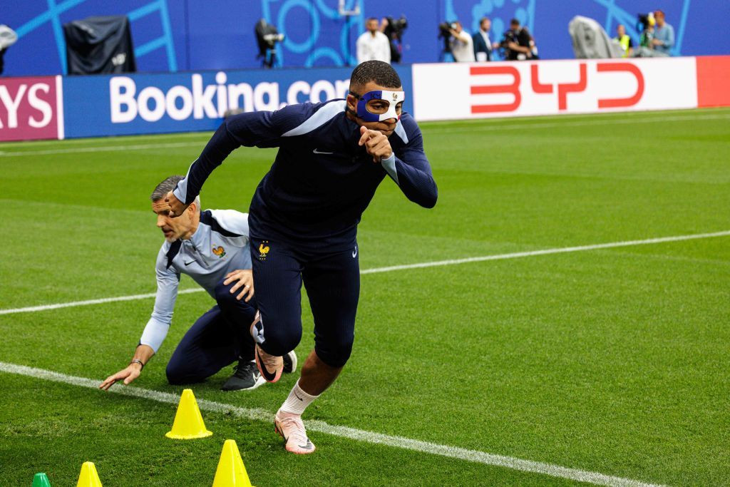 UEFA nu îi permite lui Kylian Mbappe să joace cu masca folosită la antrenamente. Ce pregătește Franța_8