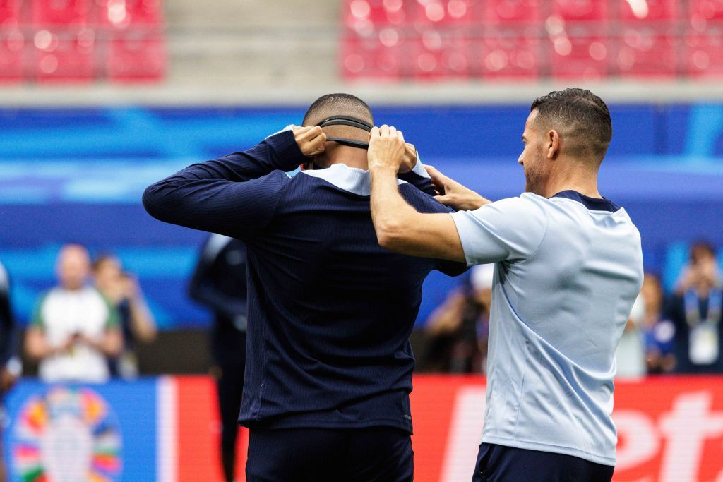 UEFA nu îi permite lui Kylian Mbappe să joace cu masca folosită la antrenamente. Ce pregătește Franța_9