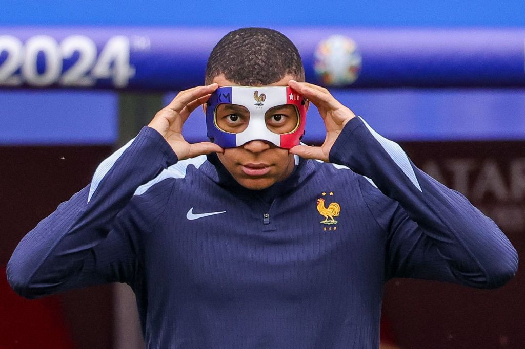UEFA nu &icirc;i permite lui Kylian Mbappe să joace cu masca folosită la antrenamente. Ce pregătește Franța