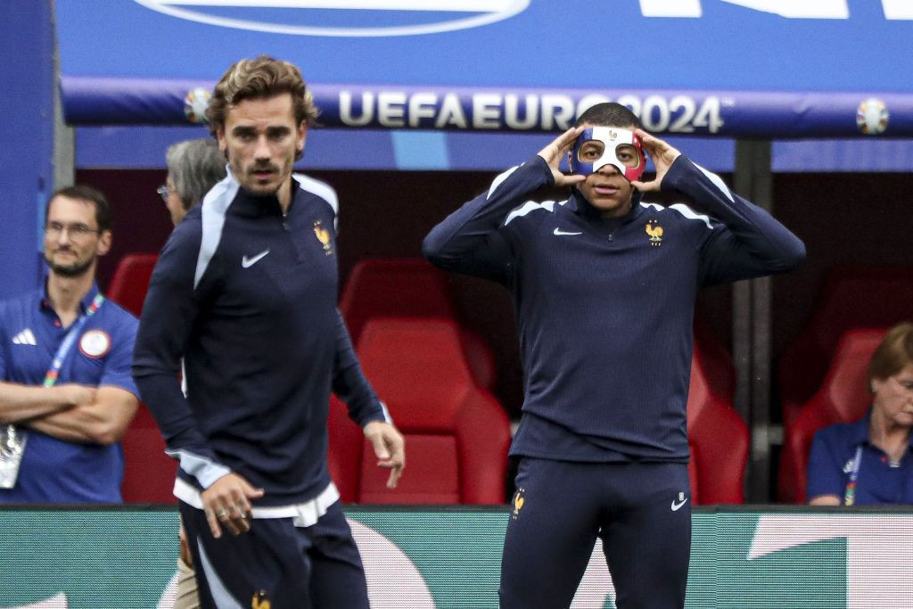 UEFA nu îi permite lui Kylian Mbappe să joace cu masca folosită la antrenamente. Ce pregătește Franța_12
