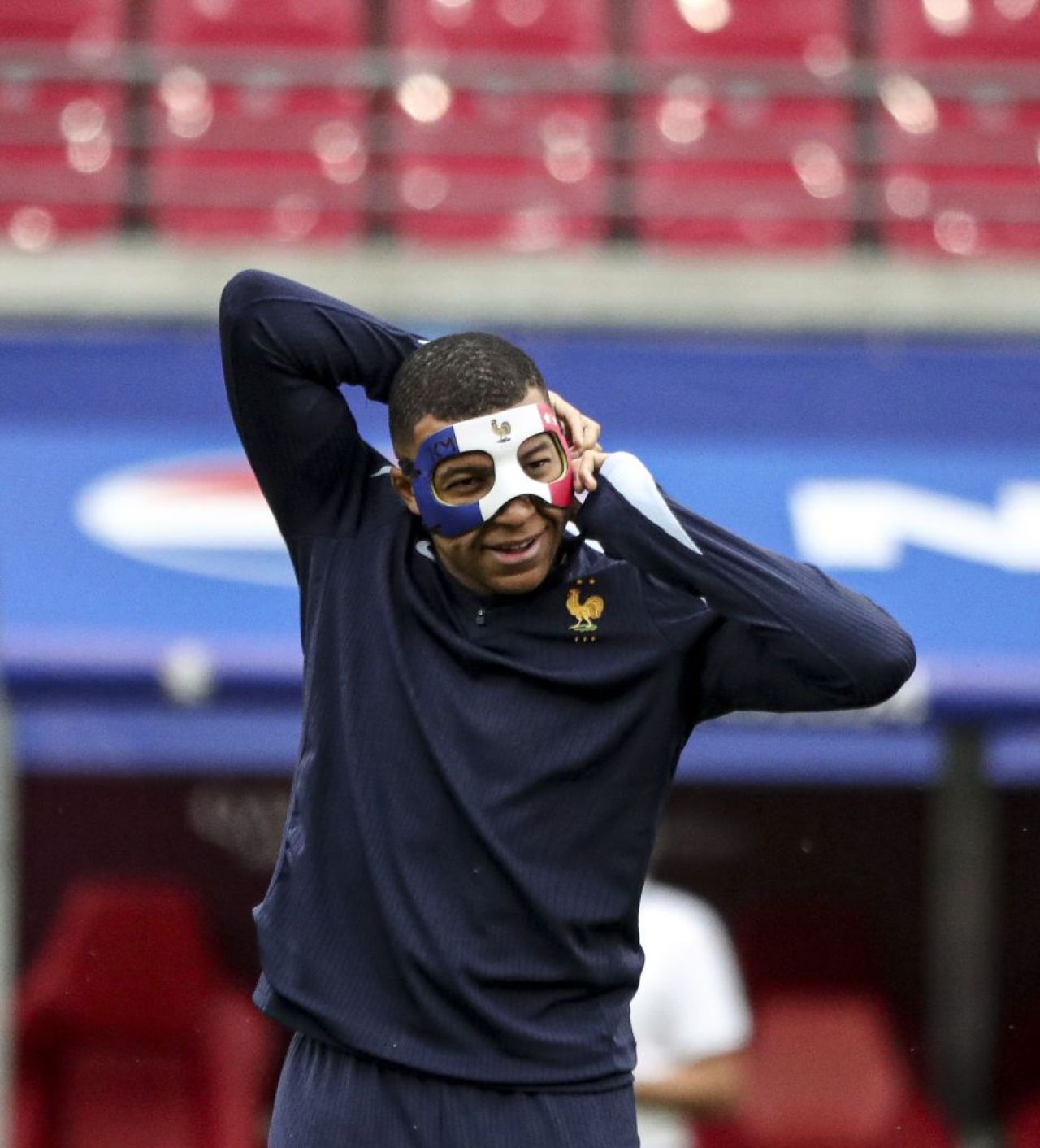 UEFA nu îi permite lui Kylian Mbappe să joace cu masca folosită la antrenamente. Ce pregătește Franța_13