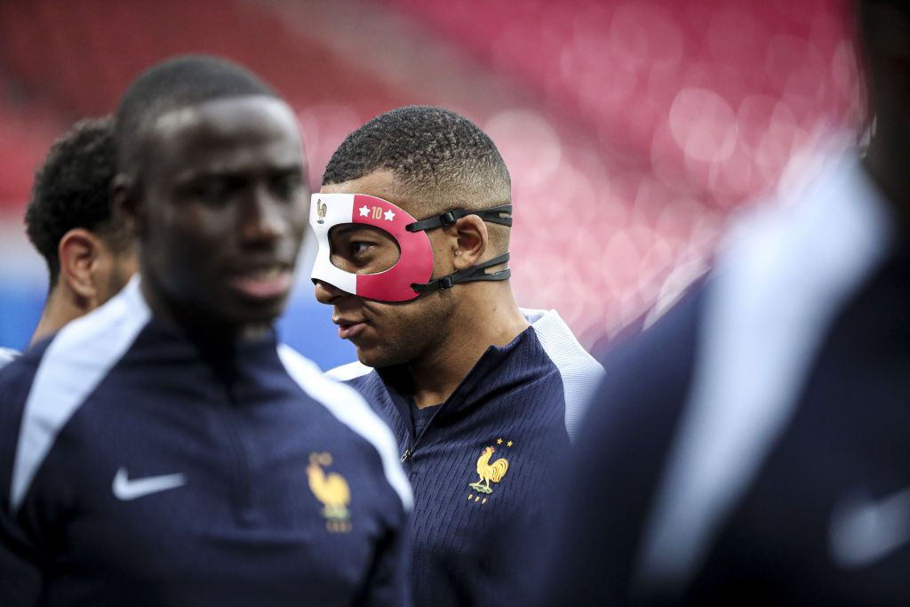 UEFA nu îi permite lui Kylian Mbappe să joace cu masca folosită la antrenamente. Ce pregătește Franța_14