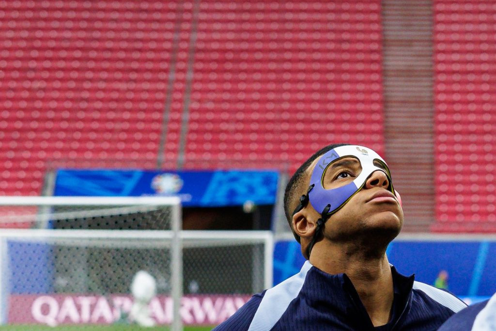 UEFA nu îi permite lui Kylian Mbappe să joace cu masca folosită la antrenamente. Ce pregătește Franța_15