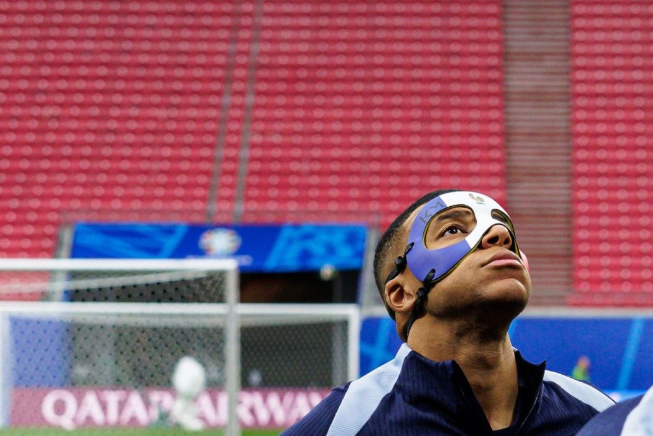 UEFA nu îi permite lui Kylian Mbappe să joace cu masca folosită la antrenamente. Ce pregătește Franța_15