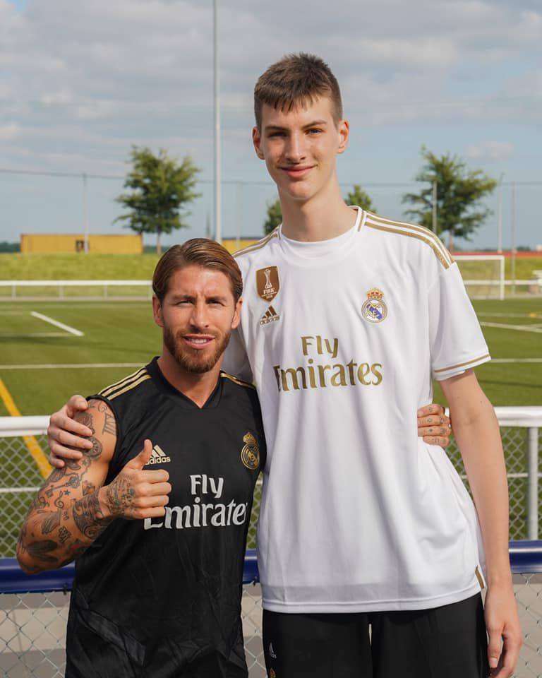 Average Ghiță. Un puști de 18 ani este mai înalt decât Ghiță Mureșan și poate privi NBA-ul de sus_11