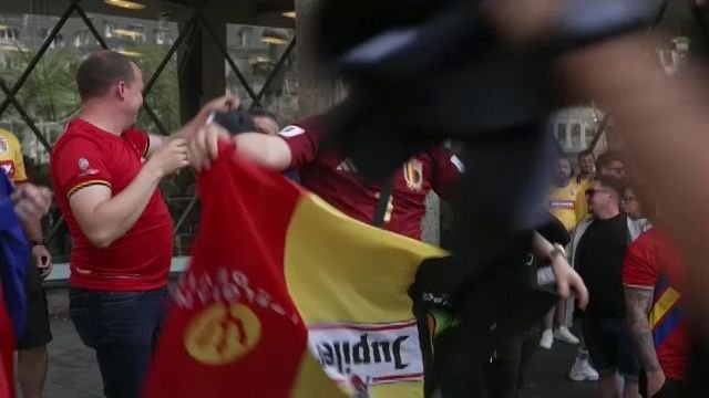 Doi belgieni au ajuns în mijlocul suporterilor români. Ce a urmat la Koln_6