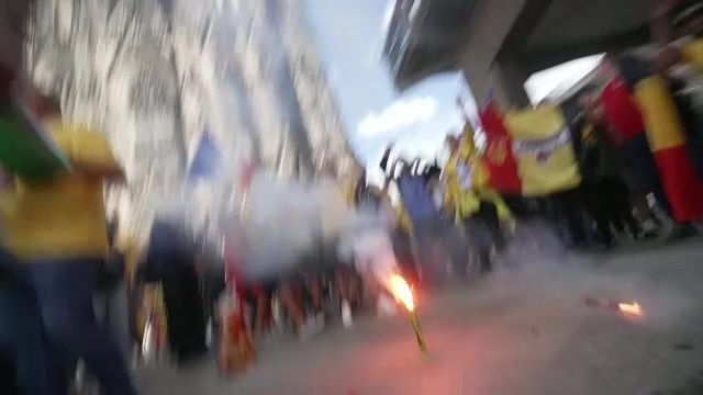 Doi belgieni au ajuns în mijlocul suporterilor români. Ce a urmat la Koln_11