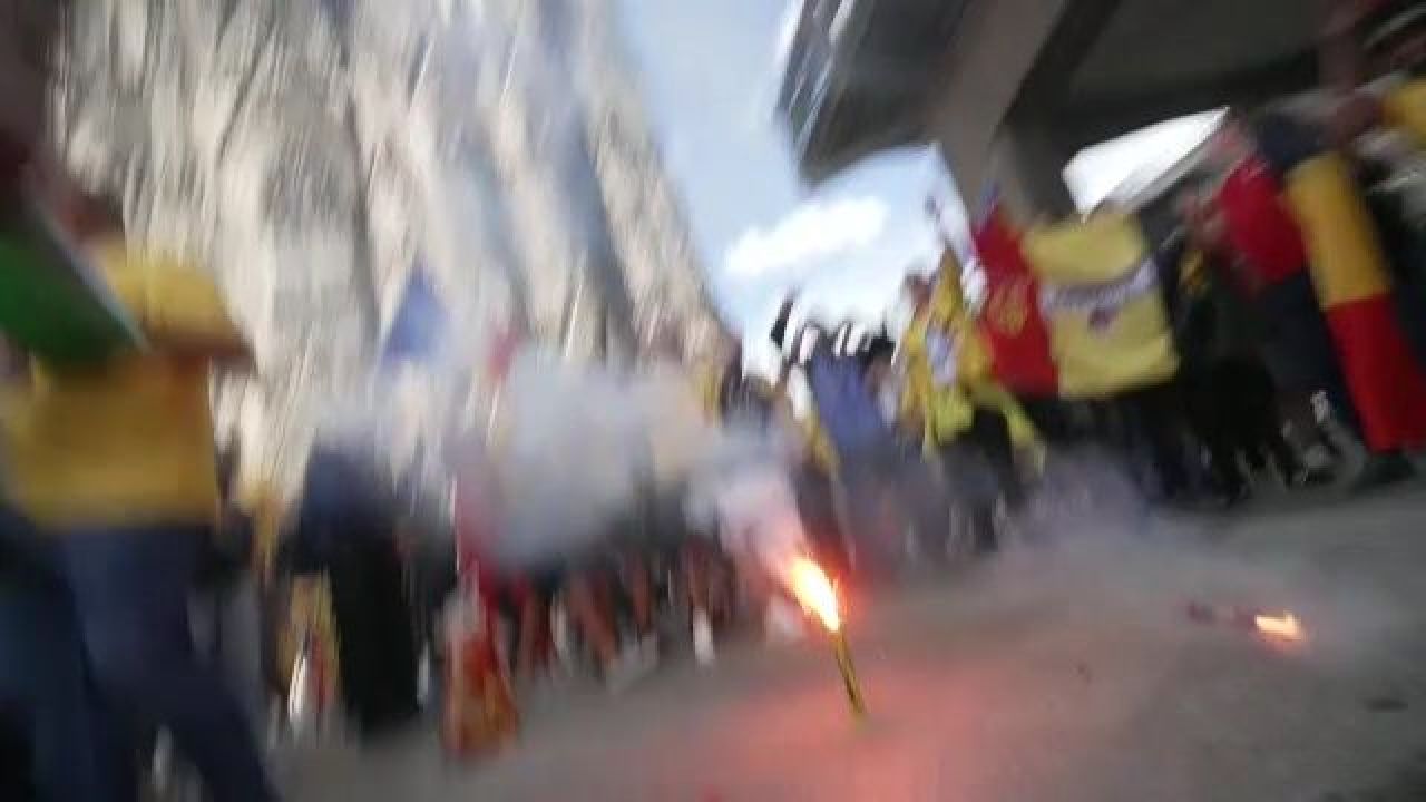 Doi belgieni au ajuns în mijlocul suporterilor români. Ce a urmat la Koln_11