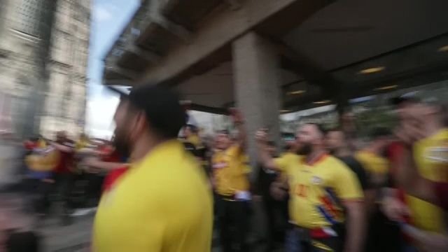 Doi belgieni au ajuns în mijlocul suporterilor români. Ce a urmat la Koln_14