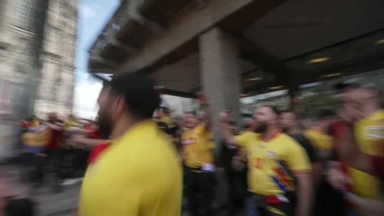 Doi belgieni au ajuns în mijlocul suporterilor români. Ce a urmat la Koln_14