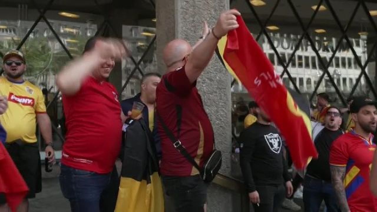 Doi belgieni au ajuns în mijlocul suporterilor români. Ce a urmat la Koln_16
