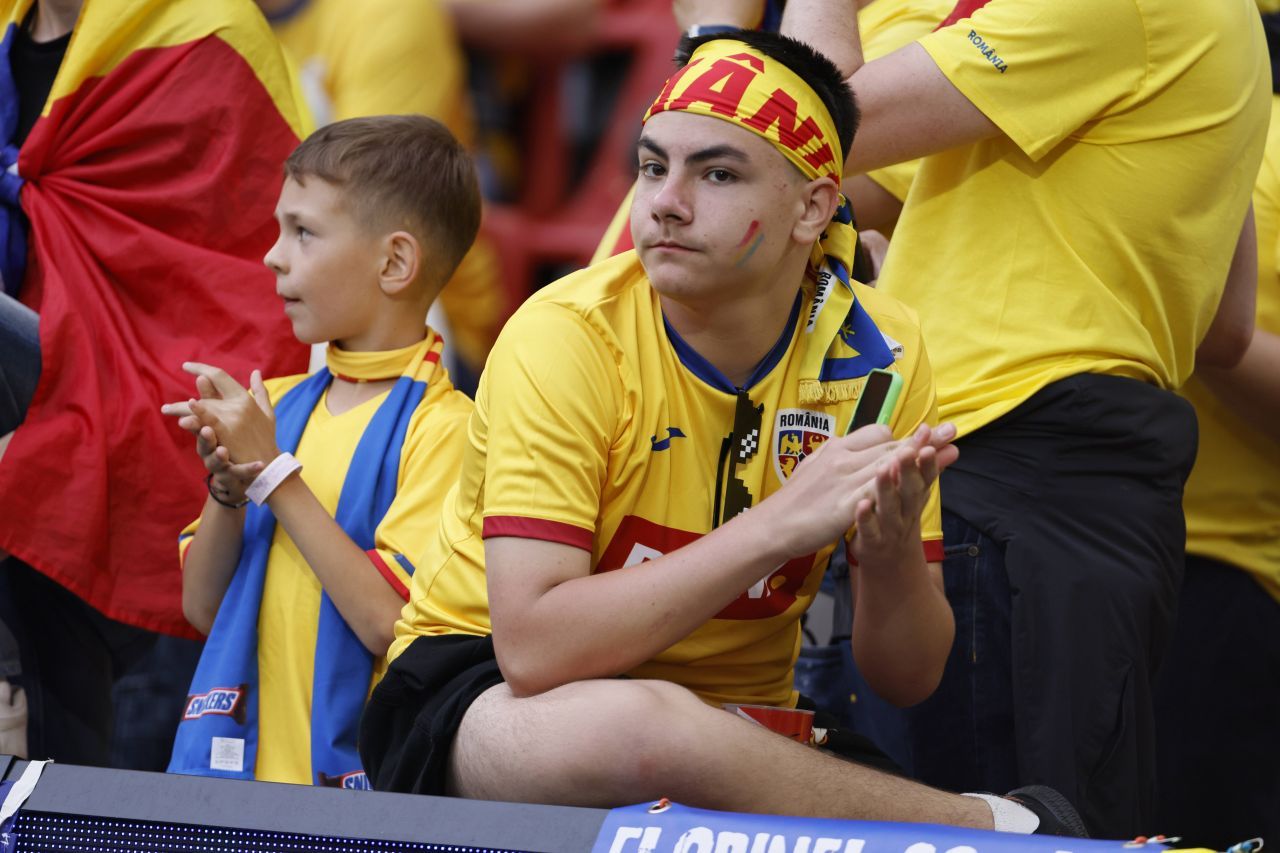Atmosferă incendiară la Koln! Suporterii au făcut spectacol în Belgia – România!_11