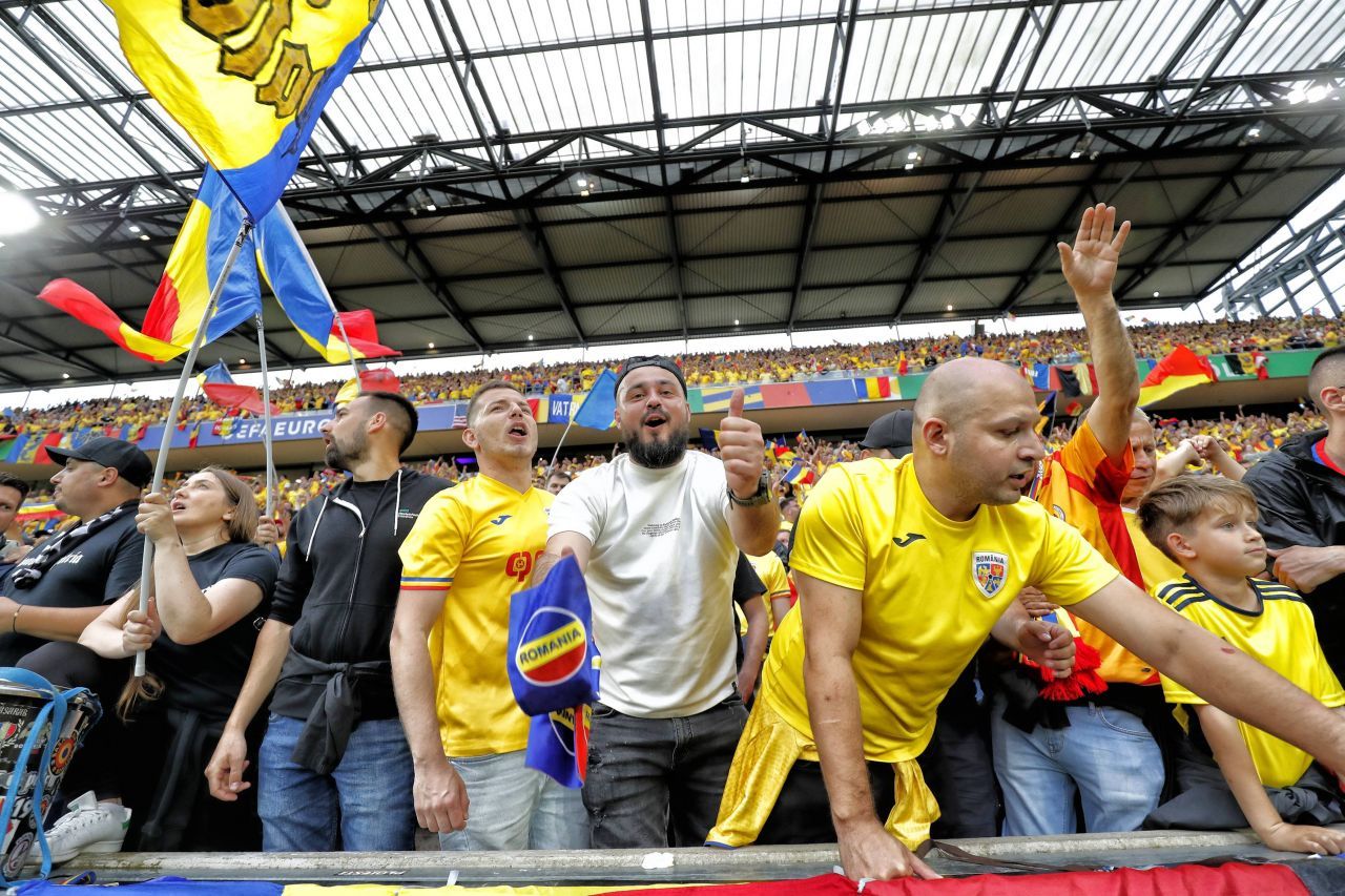 Atmosferă incendiară la Koln! Suporterii au făcut spectacol în Belgia – România!_13