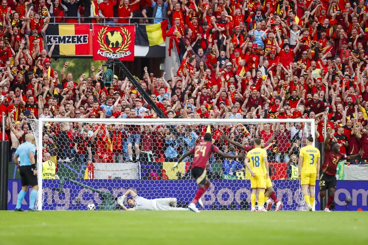 Atmosferă incendiară la Koln! Suporterii au făcut spectacol în Belgia – România!_19