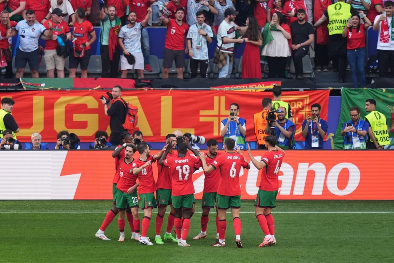 4.1 milioane de telespectatori au visat împreună la meciul României! Calificarea se joacă miercuri, în direct, la PRO TV!_4