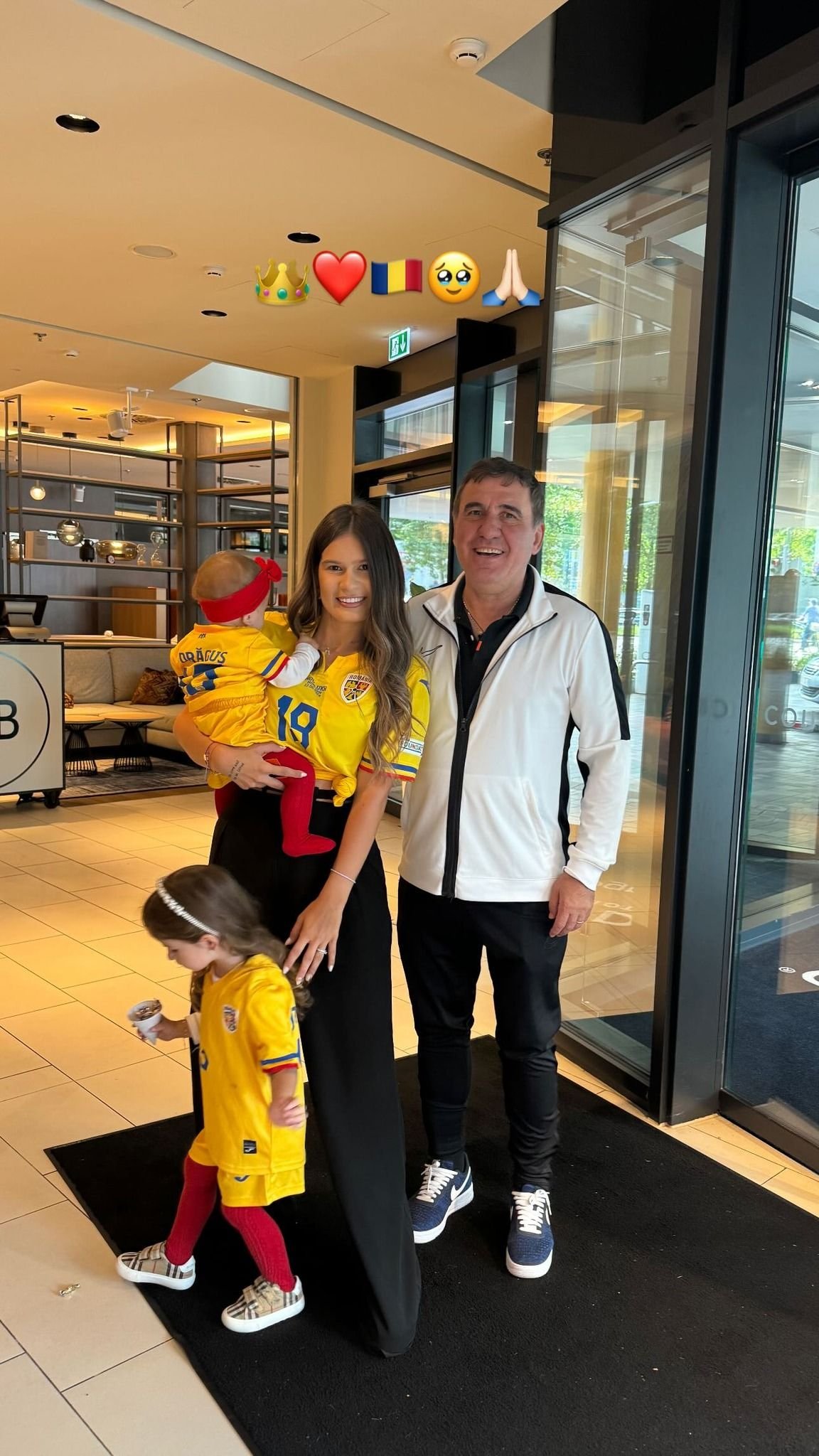 Partenerele le-au fost alături tricolorilor și după înfrângerea cu Belgia. Gestul făcut de iubita lui Radu Drăgușin_6