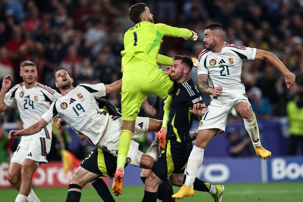 Detalii despre starea de sănătate a atacantului maghiar, care s-a prăbușit pe teren la EURO 2024, în timpul meciului cu Scoția_3