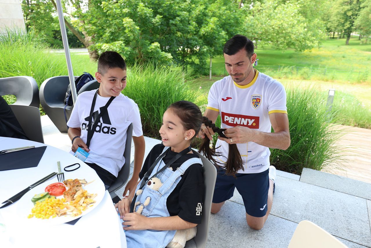 Iubitele, soțiile și copiii tricolorilor, în cantonamentul României de la EURO 2024!_5