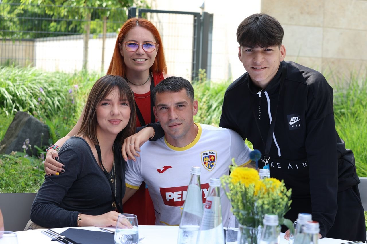 Iubitele, soțiile și copiii tricolorilor, în cantonamentul României de la EURO 2024!_7