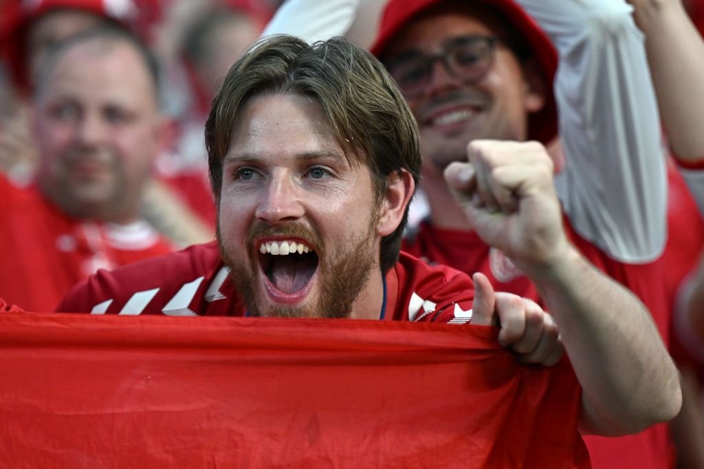 Federația daneză îi caută pe fanii care au afișat un banner împotriva UEFA pentru a-i pune să plătească amenda_2